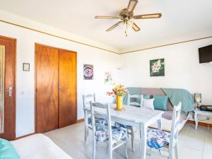 TV a/nebo společenská místnost v ubytování Apartment Mer et Soleil I-3 by Interhome