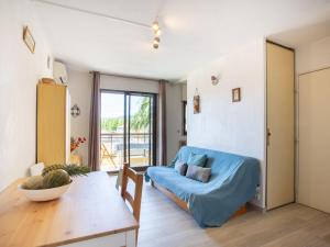 een woonkamer met een bank en een tafel bij Apartment Saint James-9 by Interhome in Le Lavandou