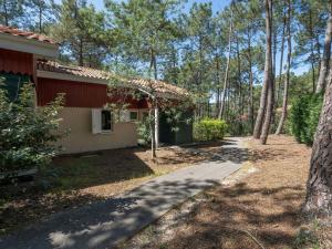 En have udenfor Holiday Home Golf Loisirs-4 by Interhome