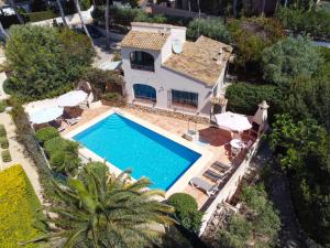 - une vue aérienne sur une maison avec une piscine dans l'établissement Holiday Home Lisa by Interhome, à Fanadix