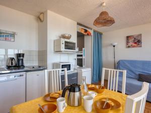 cocina y comedor con mesa y sillas en Apartment Ortal Océan-2 by Interhome, en Lacanau-Océan