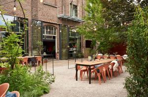 eine Terrasse mit Tischen und Stühlen vor einem Gebäude in der Unterkunft Studio 17 in Gent