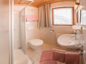 カップルにあるApartment Apart Romantica - KPL213 by Interhomeのバスルーム(トイレ、洗面台、シャワー付)