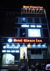 une personne debout devant une auberge de danse d'hôtel dans l'établissement Hotel Glance Inn, à Gulzārbāgh