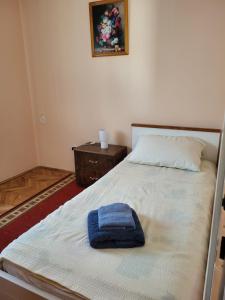 a bed with a blue towel sitting on top of it at Apartman Martina in Gospić