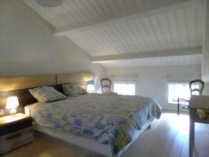 ein Schlafzimmer mit einem großen Bett in einem Zimmer in der Unterkunft La grange à Tissac in Cazes-Mondenard