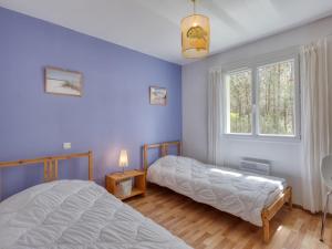 オータンにあるVilla Nico - HUT105 by Interhomeのベッドルーム1室(ベッド2台、窓付)
