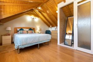 um quarto com uma cama num quarto com tectos em madeira em Stay in Todi - Alojamento Local em Setúbal