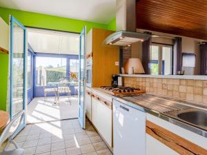 サン・ジェルマン・シュル・エにあるHoliday Home Colibri - SGY404 by Interhomeの緑の壁と白い家電製品が備わるキッチン
