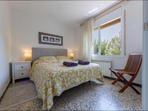 1 dormitorio con 1 cama, 1 silla y 1 ventana en Apartment Mas Baixuli by Interhome, en Tarragona