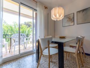 comedor con mesa y sillas y balcón en Apartment Mas Baixuli by Interhome, en Tarragona