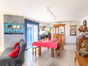 - un salon avec une table et un canapé dans l'établissement Holiday Home La Clairière - BPL510 by Interhome, à Enhil