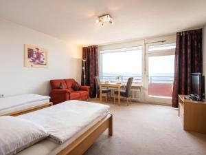 ein Hotelzimmer mit 2 Betten, einem Tisch und einem Stuhl in der Unterkunft Apartment B715 by Interhome in Lahnstein