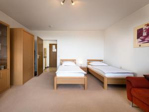 ein Zimmer mit zwei Betten und einer Couch in der Unterkunft Apartment B715 by Interhome in Lahnstein