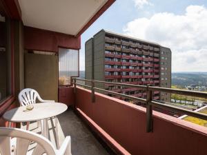 einen Balkon mit einem Tisch und Stühlen sowie ein Gebäude in der Unterkunft Apartment B715 by Interhome in Lahnstein