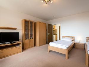 Ein Bett oder Betten in einem Zimmer der Unterkunft Apartment B715 by Interhome
