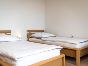 zwei Betten in einem Zimmer mit weißen Laken in der Unterkunft Apartment B715 by Interhome in Lahnstein + 27 Fotos
