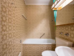 Ein Badezimmer in der Unterkunft Apartment B715 by Interhome