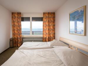 1 Schlafzimmer mit 2 Betten und einem Fenster in der Unterkunft Apartment B1101 by Interhome in Lahnstein