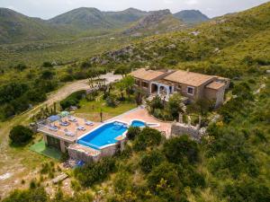 widok z lotu ptaka na dom z basenem w obiekcie Villa Cala Torta Na Moli by Interhome w Cala Mesquida
