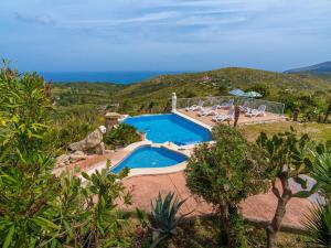 zdjęcie basenu w ośrodku wypoczynkowym w obiekcie Villa Cala Torta Na Moli by Interhome w Cala Mesquida