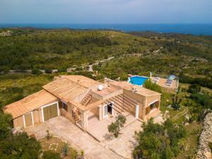 widok z góry na dom w obiekcie Villa Cala Torta Na Moli by Interhome w Cala Mesquida