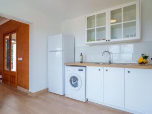 Kuchnia lub aneks kuchenny w obiekcie Villa Cala Torta Na Moli by Interhome