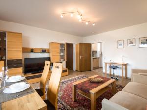 Μια τηλεόραση ή/και κέντρο ψυχαγωγίας στο Apartment B901 by Interhome