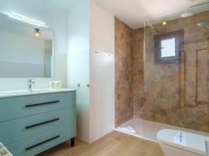 Łazienka w obiekcie Villa Cala Torta Na Moli by Interhome