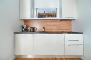 Η κουζίνα ή μικρή κουζίνα στο Przy Plaży - City Apartments