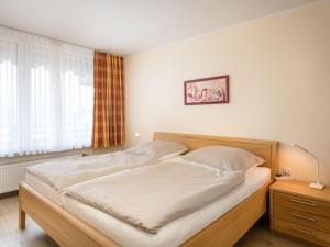 ein Schlafzimmer mit einem großen weißen Bett und einem Fenster in der Unterkunft Apartment A808 by Interhome in Lahnstein