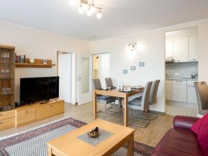 ein Wohnzimmer mit einem Tisch und einem Esszimmer in der Unterkunft Apartment A808 by Interhome in Lahnstein
