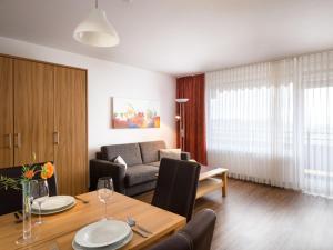 ein Wohnzimmer mit einem Tisch und einem Sofa in der Unterkunft Apartment A707 by Interhome in Lahnstein
