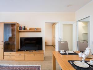 Μια τηλεόραση ή/και κέντρο ψυχαγωγίας στο Apartment A808 by Interhome +29 φωτογραφίες
