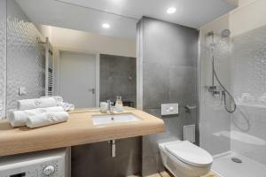 Et badeværelse på Przy Plaży - City Apartments + 35 billeder