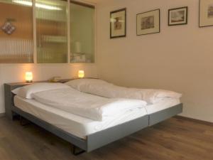 1 cama grande en una habitación con 2 luces. en Studio Silence-4 by Interhome, en Zermatt