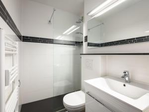 ラーンシュタインにあるApartment B609 by Interhomeの白いバスルーム(トイレ、シンク付)