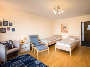 ein Wohnzimmer mit 2 Betten und einem Sofa in der Unterkunft Apartment B609 by Interhome in Lahnstein