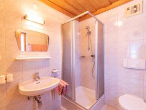ein Bad mit einer Dusche und einem Waschbecken in der Unterkunft Apartment Apart Romantica - KPL211 by Interhome in Kappl