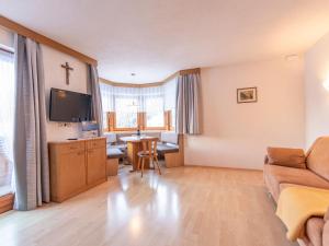 Televízia a/alebo spoločenská miestnosť v ubytovaní Apartment Apart Romantica-1 by Interhome