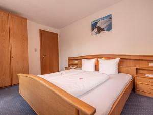 ein Schlafzimmer mit einem großen Bett mit weißer Bettwäsche in der Unterkunft Apartment Apart Romantica - KPL211 by Interhome in Kappl
