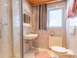 y baño con aseo, lavabo y ducha. en Apartment Apart Romantica - KPL214 by Interhome, en Kappl