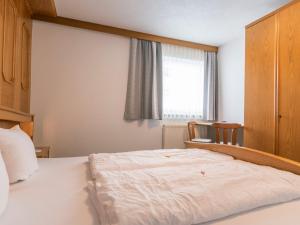 Un dormitorio con una cama grande y una ventana en Apartment Apart Romantica - KPL214 by Interhome, en Kappl