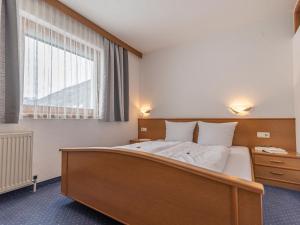 sypialnia z dużym łóżkiem i oknem w obiekcie Apartment Apart Romantica-3 by Interhome w mieście Kappl