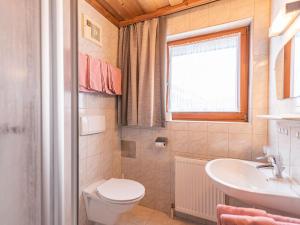 łazienka z toaletą i umywalką w obiekcie Apartment Apart Romantica-3 by Interhome w mieście Kappl