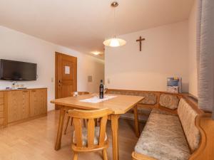 jadalnia ze stołem i krzyżem na ścianie w obiekcie Apartment Apart Romantica-3 by Interhome w mieście Kappl