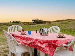 サン・ジェルマン・シュル・エにあるHoliday Home Les Dunes - SGY400 by Interhomeの野地の赤いテーブルクロス付きテーブル