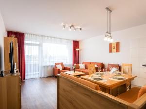 ein Wohnzimmer mit einem Tisch und einem Sofa in der Unterkunft Apartment B1013 by Interhome in Lahnstein