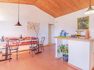 eine Küche mit einer Theke und Stühlen in einem Zimmer in der Unterkunft Holiday Home Le Prunier - ORN311 by Interhome in Oraison