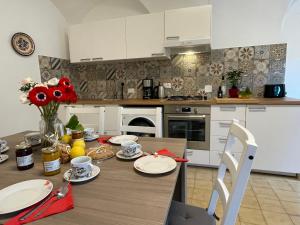 Kuchyňa alebo kuchynka v ubytovaní Apartment Asplanato - DOL162 by Interhome